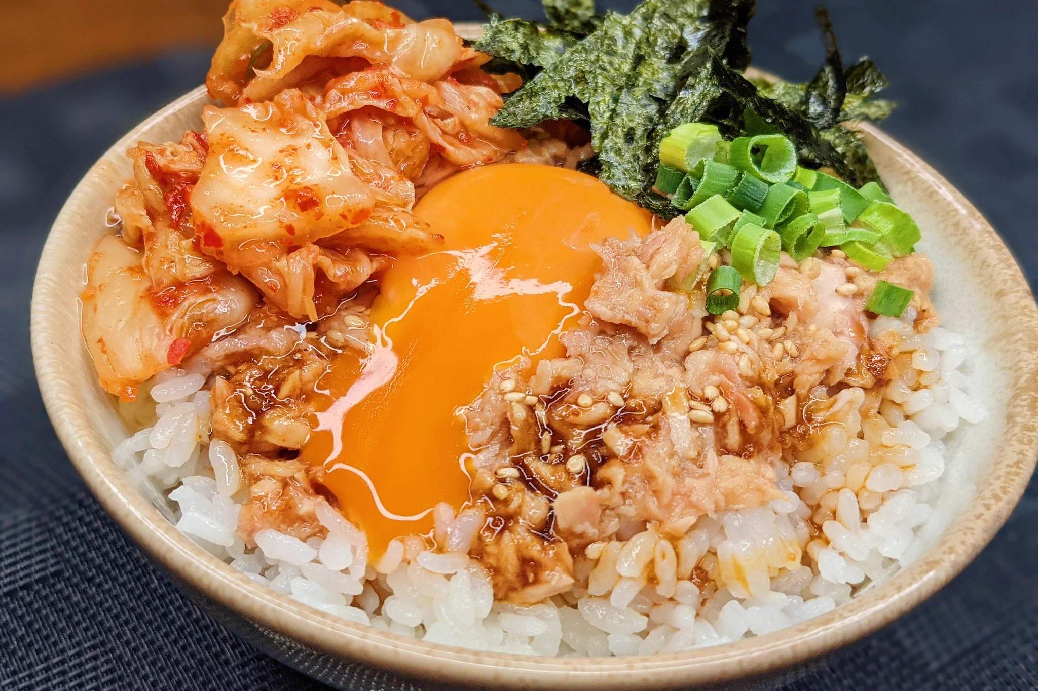 ツナ缶などを足してビビンバ風に！アレンジTKGレシピ！