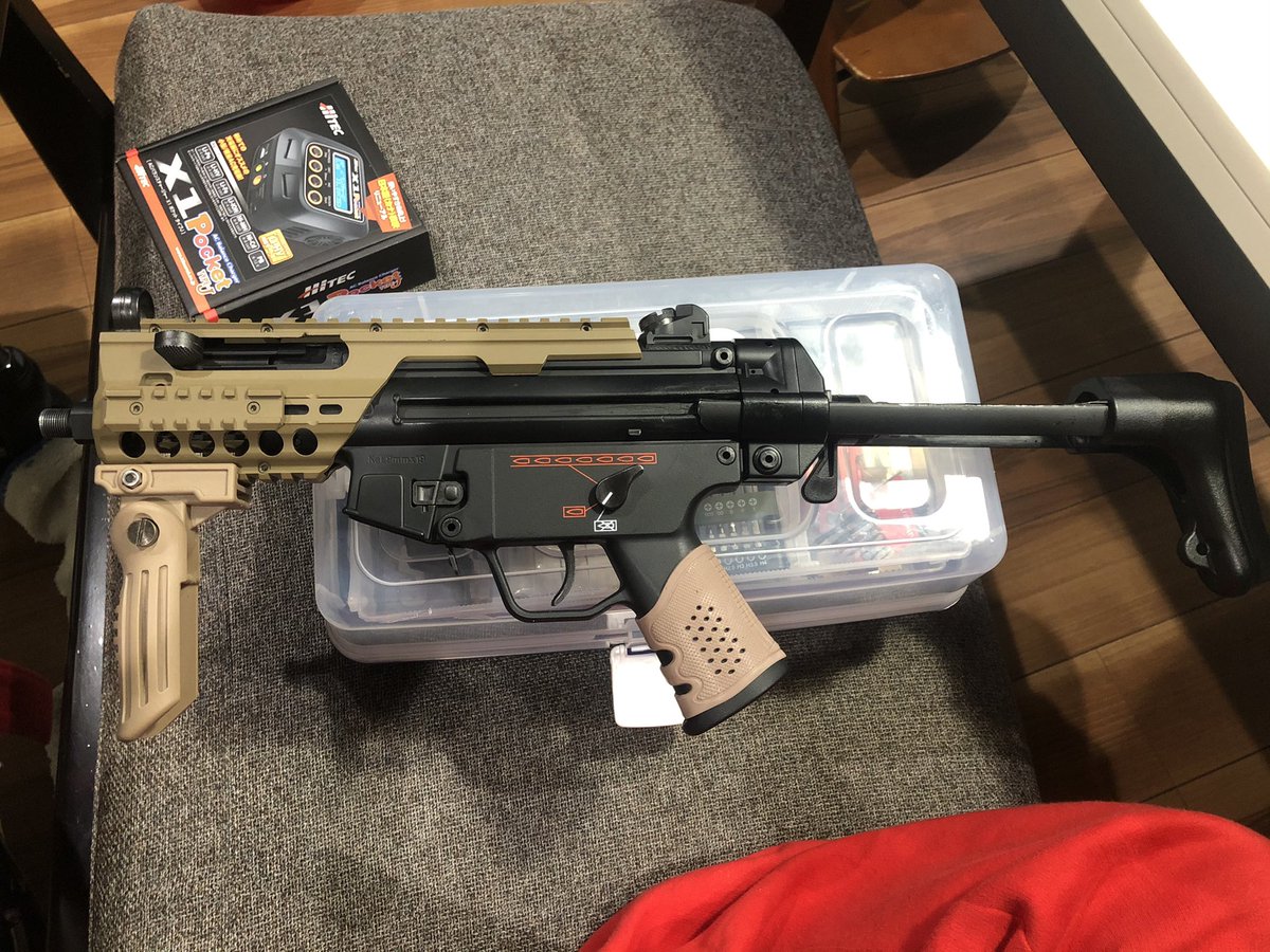 bacachin138's tweet photo. リポバッテリーに変える事でMP5KHCには存在しないスライドストックの装着が可能になり、且つワンオフ加工でスライドも可能に‼︎
そんでもってドラムマガジンにしてカスタム完了
あ、サプレッサつけ忘れた…
#サバゲー #サバイバルゲーム #MP5KHC #スライドストック #ドラムマガジン #ワンオフ加工 https://t.co/TteRNMnCpg