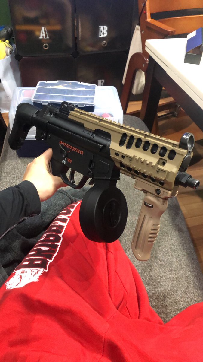 bacachin138's tweet photo. リポバッテリーに変える事でMP5KHCには存在しないスライドストックの装着が可能になり、且つワンオフ加工でスライドも可能に‼︎
そんでもってドラムマガジンにしてカスタム完了
あ、サプレッサつけ忘れた…
#サバゲー #サバイバルゲーム #MP5KHC #スライドストック #ドラムマガジン #ワンオフ加工 https://t.co/TteRNMnCpg