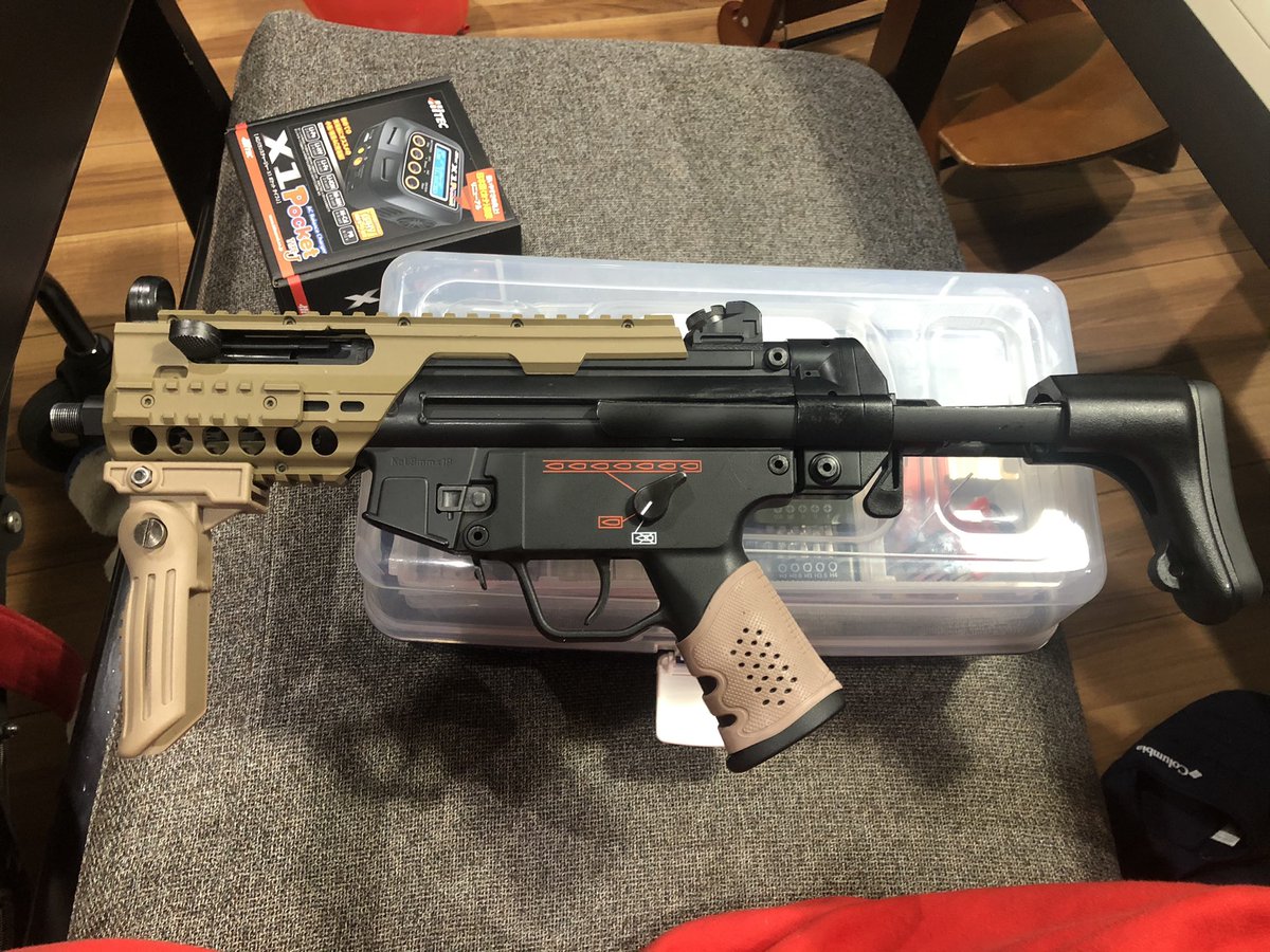 bacachin138's tweet photo. リポバッテリーに変える事でMP5KHCには存在しないスライドストックの装着が可能になり、且つワンオフ加工でスライドも可能に‼︎
そんでもってドラムマガジンにしてカスタム完了
あ、サプレッサつけ忘れた…
#サバゲー #サバイバルゲーム #MP5KHC #スライドストック #ドラムマガジン #ワンオフ加工 https://t.co/TteRNMnCpg