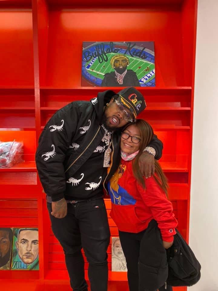 With the King of New York <a href="/WESTSIDEGUNN/">WESTSIDEGUNN</a> 🔥🙏🏽🤲🏽  for his #BuffaloKidsGallery store grand opening!! Peep my painting in the back ♥️ #BUFFALOKIDS #GxFR