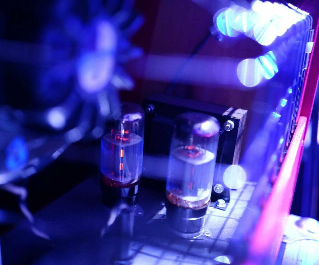 takano_hiroshi's tweet photo. 相棒(ギターアンプ)と真空管
#samamp #vacumetubes #vacumetube #vacumetubeamp #guitaramp #sigmafp https://t.co/ZVgH8jKiLx https://t.co/R6coC1gI8w