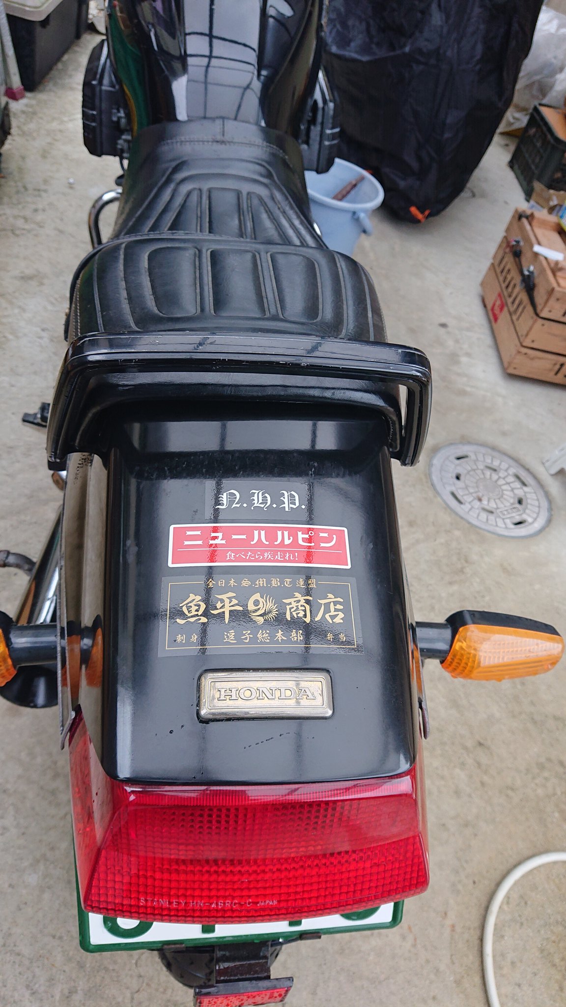 ノゐゑス 教習車みたいな優等生バイクが ステッカー貼っただけでこうも変わるもんなのか 魚平商店 ニューハルピン ステッカーチューン Vf750sabre ドノーマル T Co Ycb4nfxymn Twitter