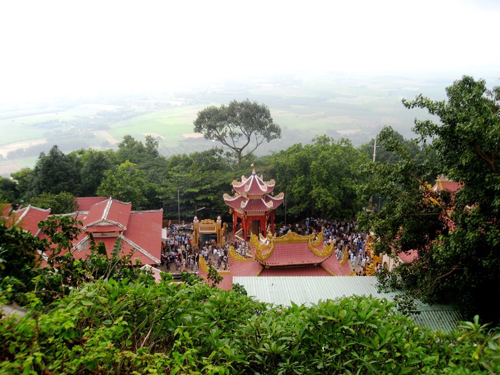 AWESOME_VN's tweet photo. Thái Sơn Pagoda, Cậu Mountain, Tây Ninh, Vietnam.
#ThaiSon #NuiCau #TayNinh #Vietnam https://t.co/mqu3YGTigV