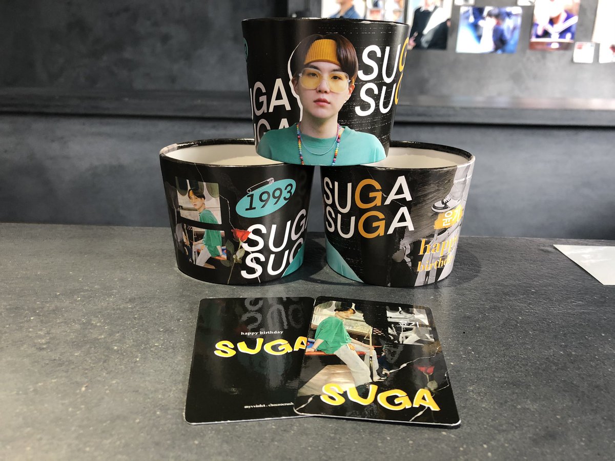 cafe_0907's tweet photo. BTS SUGAさんのカップホルダーを受け取りましたので、2種類共配布を致します！
本日は16:30までの営業となりますので、何卒宜しくお願い致します🦄 https://t.co/tguwc85r15