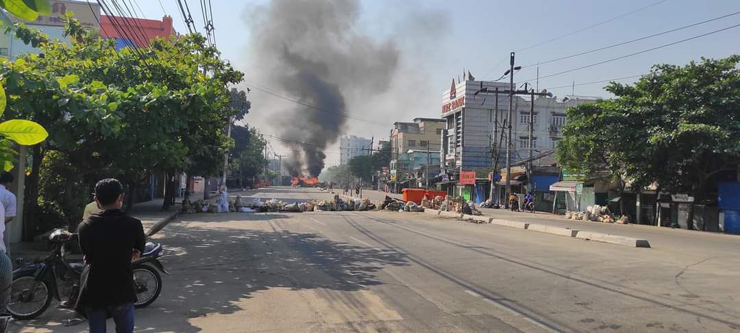 Military barracks set fire to barricades in Insein New Town!(9:18AM)
Source-Protestor information Channel
R2P FOR MYANMAR 
#WhatsHappeningInMyanmar 
#Mar7Coup