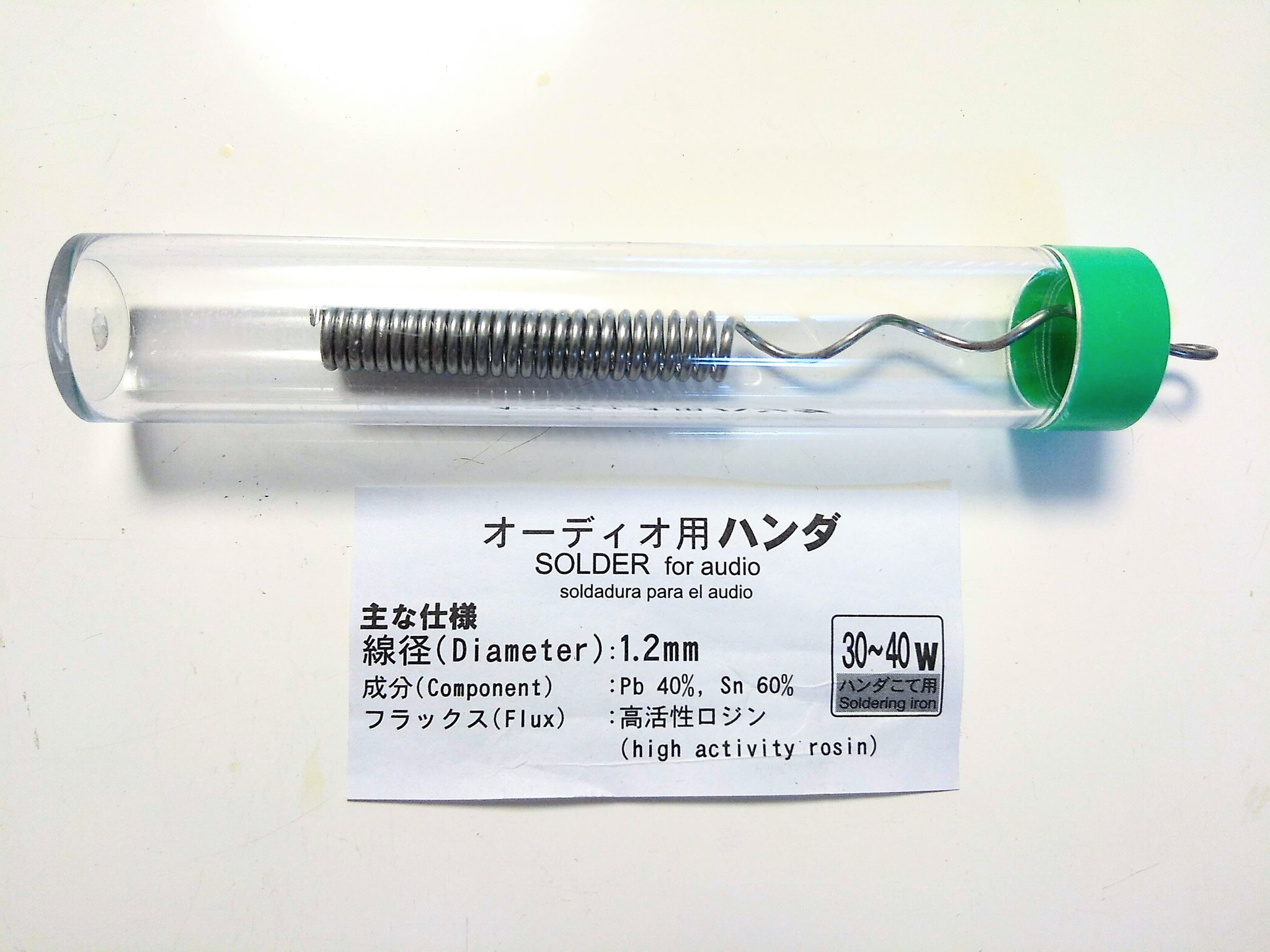 Gheim ダイソーのハンダ スズと鉛の比率も溶ける温度も 共晶ハンダとほぼ同じなので使うつもりだったけど Ledの小ささにビビって 慌ててgootのハンダ買って来て使った Sd 61 1本272円 キースイッチ以外の全パーツはんだ付けしてもまだこれだけ余ってる 1