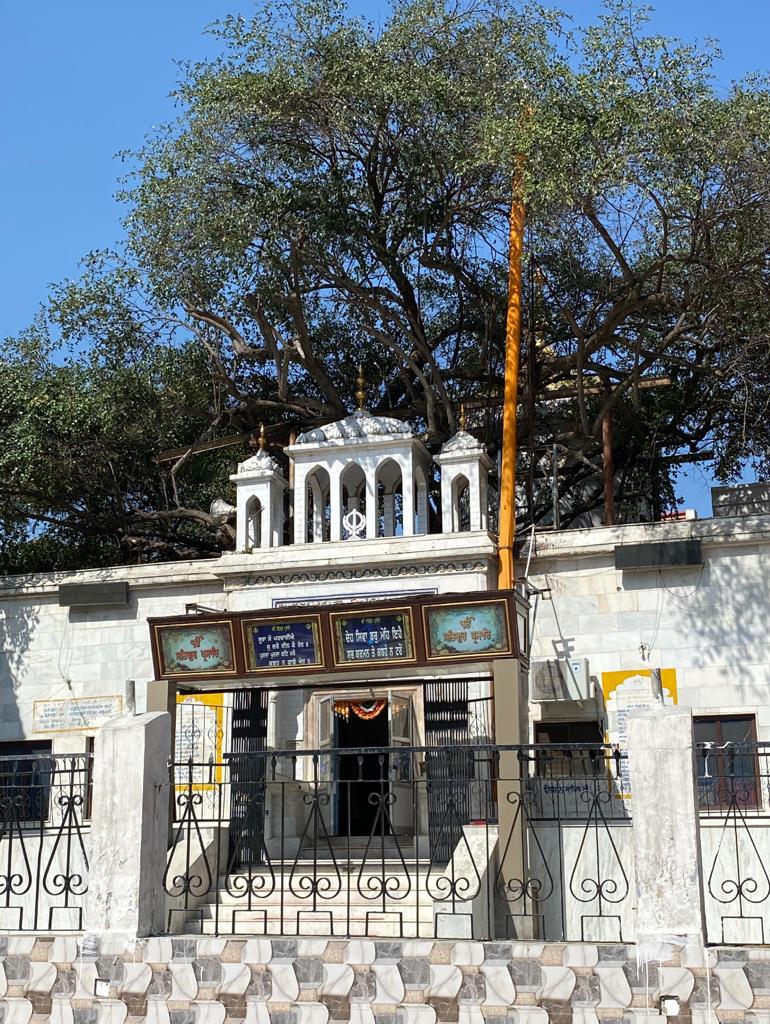 Tarunvijay's tweet photo. #BabaJatinderPaulSodhi is the tenth direct descendant of #BandaBahadur's family. A saint living an austere life in #Reasi's ancient Gurudwara, built around the tree where #BandaSinghBahadur did tapasya  #Chenab. Pl do visit . Its a great pilgrim centre for us all. https://t.co/gsBazPtDMy
