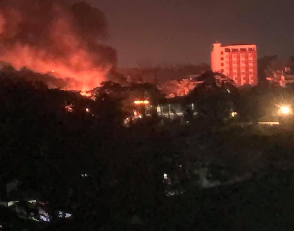 BG_ICEICE's tweet photo. Military junta burning house in North Oakala 2pm when internet shut down. #WhatsHappeningInMyanmar #Mar7Coup https://t.co/NRwbpVHhaV