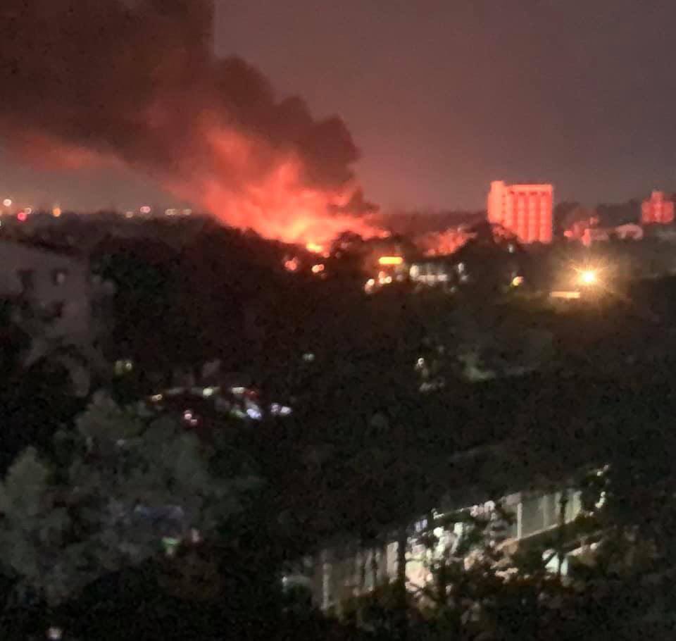 BG_ICEICE's tweet photo. Military junta burning house in North Oakala 2pm when internet shut down. #WhatsHappeningInMyanmar #Mar7Coup https://t.co/NRwbpVHhaV