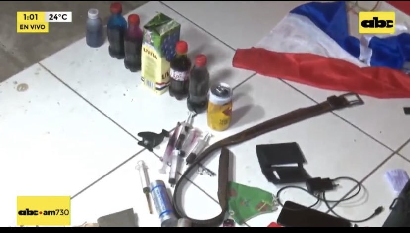 sarcit0p's tweet photo. se dieron cuenta que la policía puso eso en la mochila. Onda?? Quien carajos va a querer llevar jeringas en una MANIFESTACIÓN. #EstoyParaElMarzoParaguay2021 https://t.co/xzwsGuHPIn
