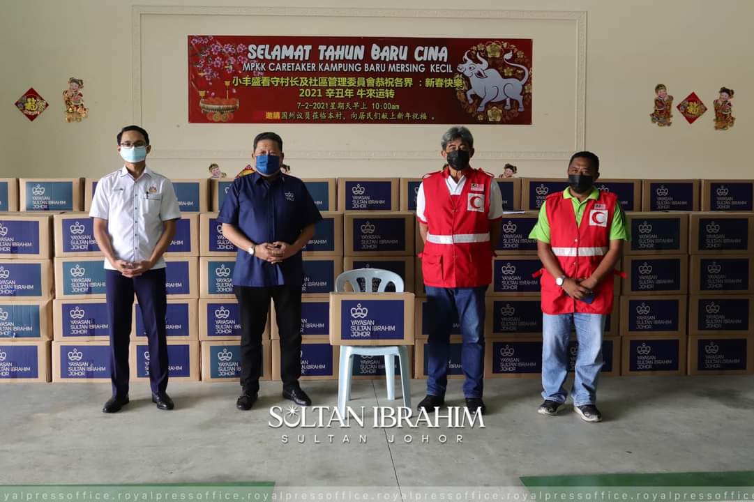HRHJohorII's tweet photo. NELAYAN MERSING BERSYUKUR DAN HARGAI KURNIAAN SULTAN JOHOR

116 nelayan daripada 4 kawasan di daerah Mersing bersyukur dan berterima kasih kepada DYMM Sultan Johor Sultan Ibrahim Ibni Almarhum Sultan Iskandar di atas kurniaan barangan keperluan makanan.

https://t.co/lA1wmFb8zf https://t.co/X25pbhG7Hw