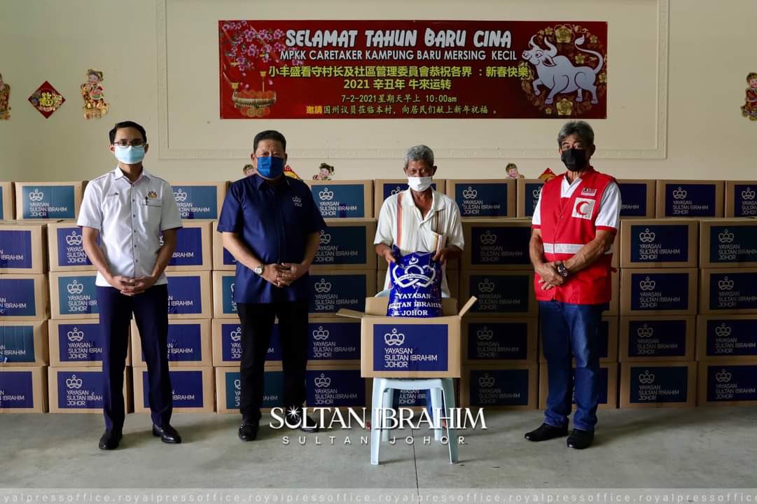 HRHJohorII's tweet photo. NELAYAN MERSING BERSYUKUR DAN HARGAI KURNIAAN SULTAN JOHOR

116 nelayan daripada 4 kawasan di daerah Mersing bersyukur dan berterima kasih kepada DYMM Sultan Johor Sultan Ibrahim Ibni Almarhum Sultan Iskandar di atas kurniaan barangan keperluan makanan.

https://t.co/lA1wmFb8zf https://t.co/X25pbhG7Hw