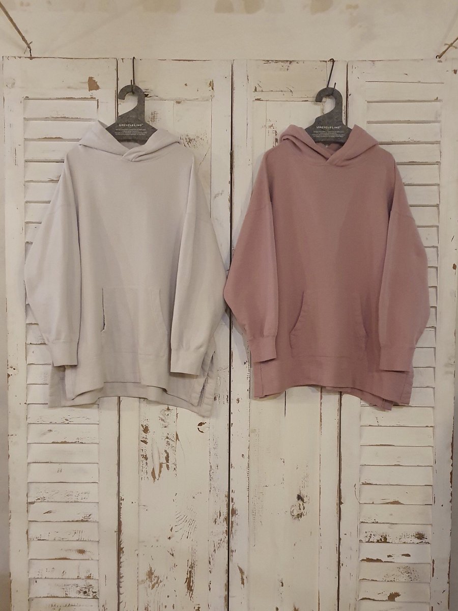 omotesando_nr's tweet photo. お家でも着やすい商品が入荷しております。

ゆったりサイズで、サイドに深めの切り込みが入っているため、ワンピースの上やワイドパンツにも重ね着していただけます。

オンラインも再入荷しておりますので、是非ご覧ください。

https://t.co/6dQ4OvUX3S

#nestRobe #ネストローブ  #Upcyclelino https://t.co/vhJAvbIoDJ