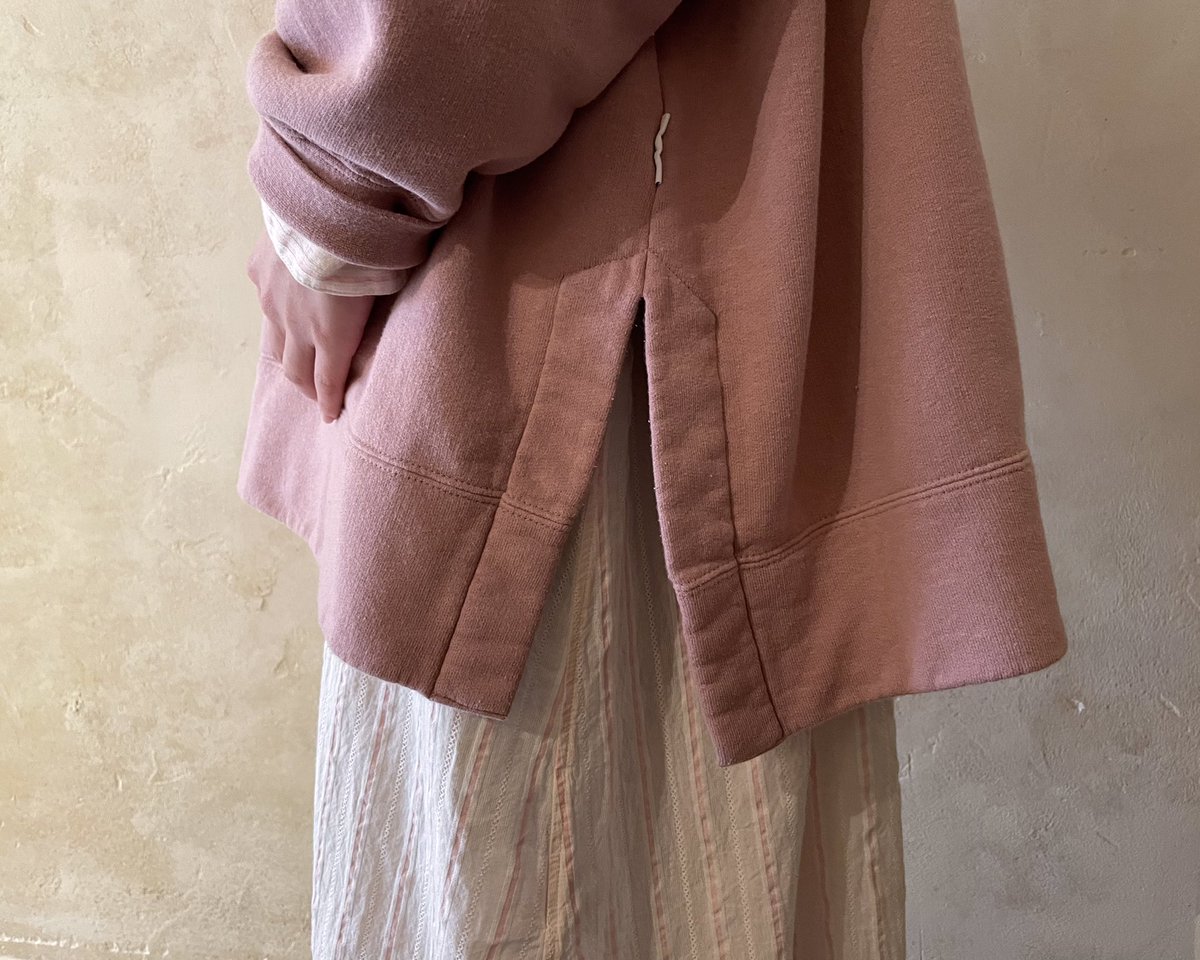 omotesando_nr's tweet photo. お家でも着やすい商品が入荷しております。

ゆったりサイズで、サイドに深めの切り込みが入っているため、ワンピースの上やワイドパンツにも重ね着していただけます。

オンラインも再入荷しておりますので、是非ご覧ください。

https://t.co/6dQ4OvUX3S

#nestRobe #ネストローブ  #Upcyclelino https://t.co/vhJAvbIoDJ