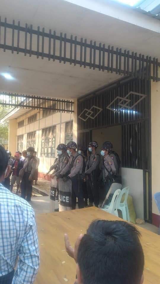 Happening now at Monywa University , police and military force raid the university.Residents are gathering at the university to protect teachers and staff inside .
Wish everyone there be safe 🙏

R2P FOR MYANMAR
#WhatsHappeningInMyanmar
#Mar7Coup