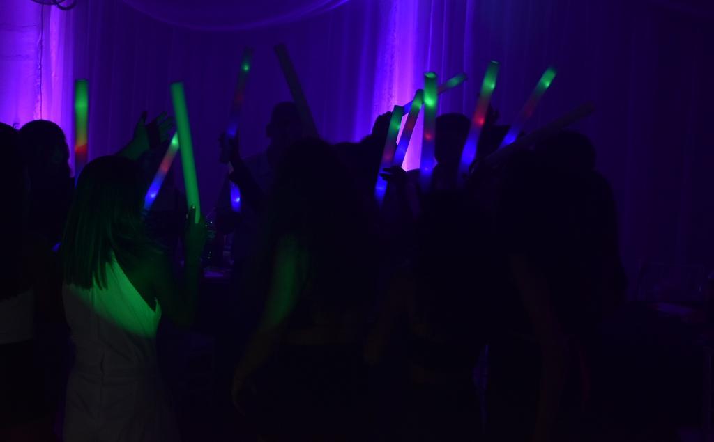 ttmthits's tweet photo. 👉🥳❤🥂 sorpresa para LIHUE 
FUE A UNA FIESTA Y ERA SU FIESTA ¡!¡ 

#15Lihue inolvidable ¡!! Gracias por el cariño ❤ 

el equipo TTMT cumpliendo sueños 
@ttmthits @FacuAVerdur #DjAren
🎊🎉💥💥💥💥💥💥 https://t.co/fMyjV4pJNq