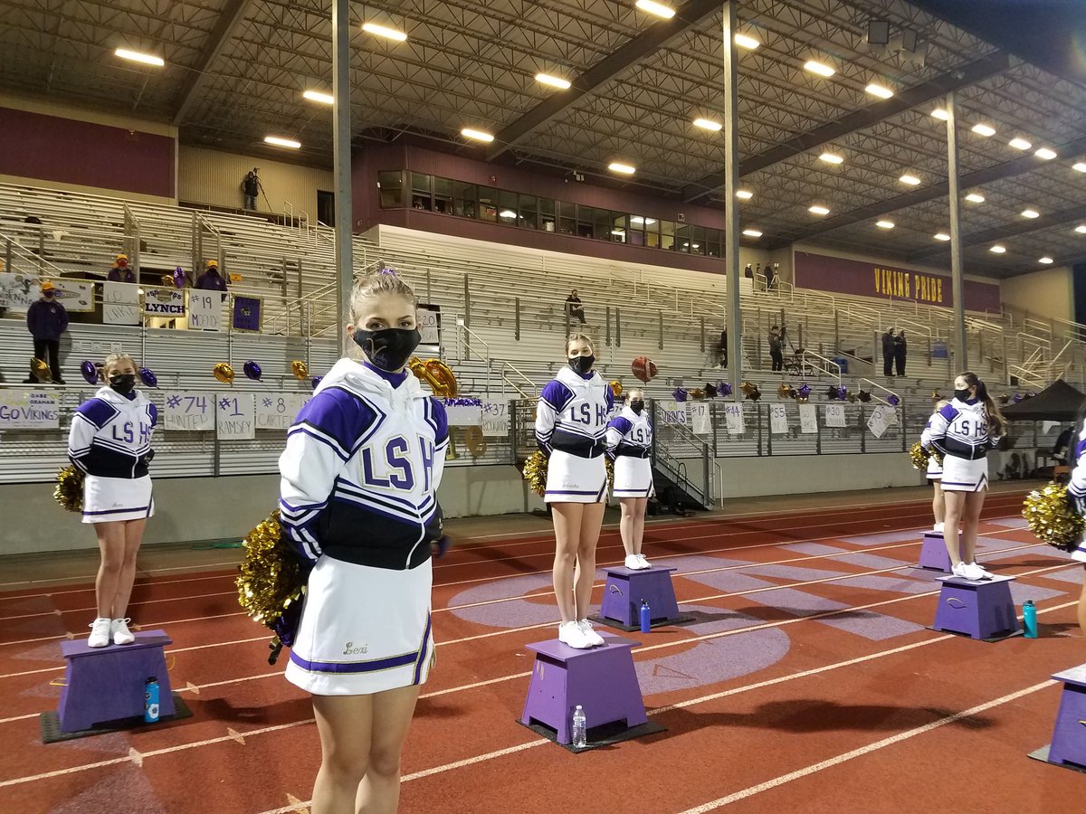 lshs_sports's tweet photo. Viking Cheer doing there thing...#smilesbehindthemasks @lssd @LSHSVikingPrin https://t.co/ZQgq0Z3R88