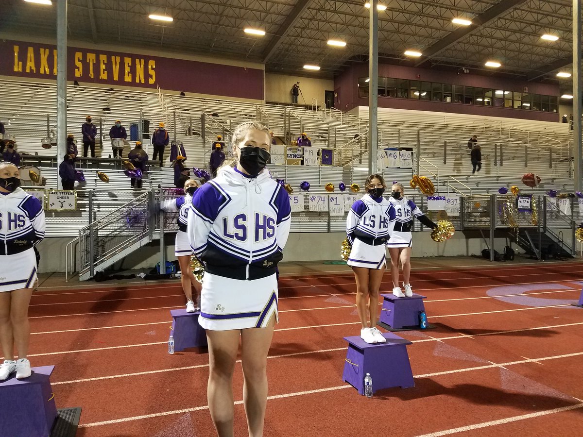 Viking Cheer doing there thing...#smilesbehindthemasks <a href="/lssd/">Lake Stevens SD</a> <a href="/LSHSVikingPrin/">Leslie Ivelia</a>