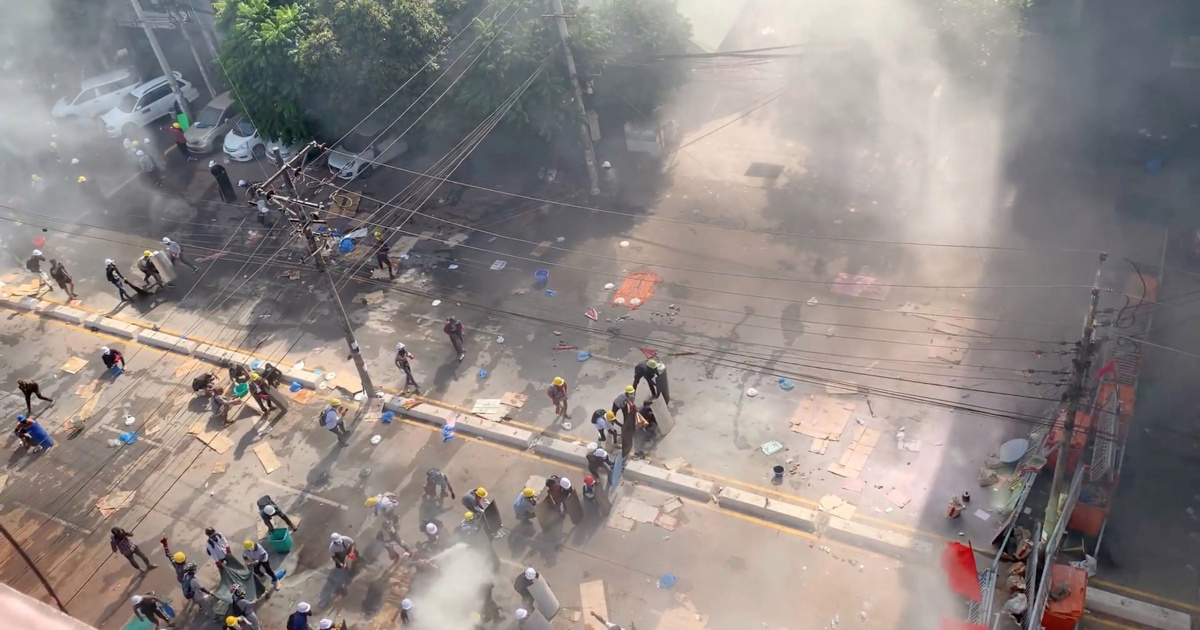 KenRoth's tweet photo. Trying to fight the massive civil-disobedience movement, the Myanmar junta is now threatening to fire civil servants if they don't return to work by Monday. That's hardly going to win converts to the legitimacy of the coup. https://t.co/PEsMMoEyt8 https://t.co/A9pjQzL8XO