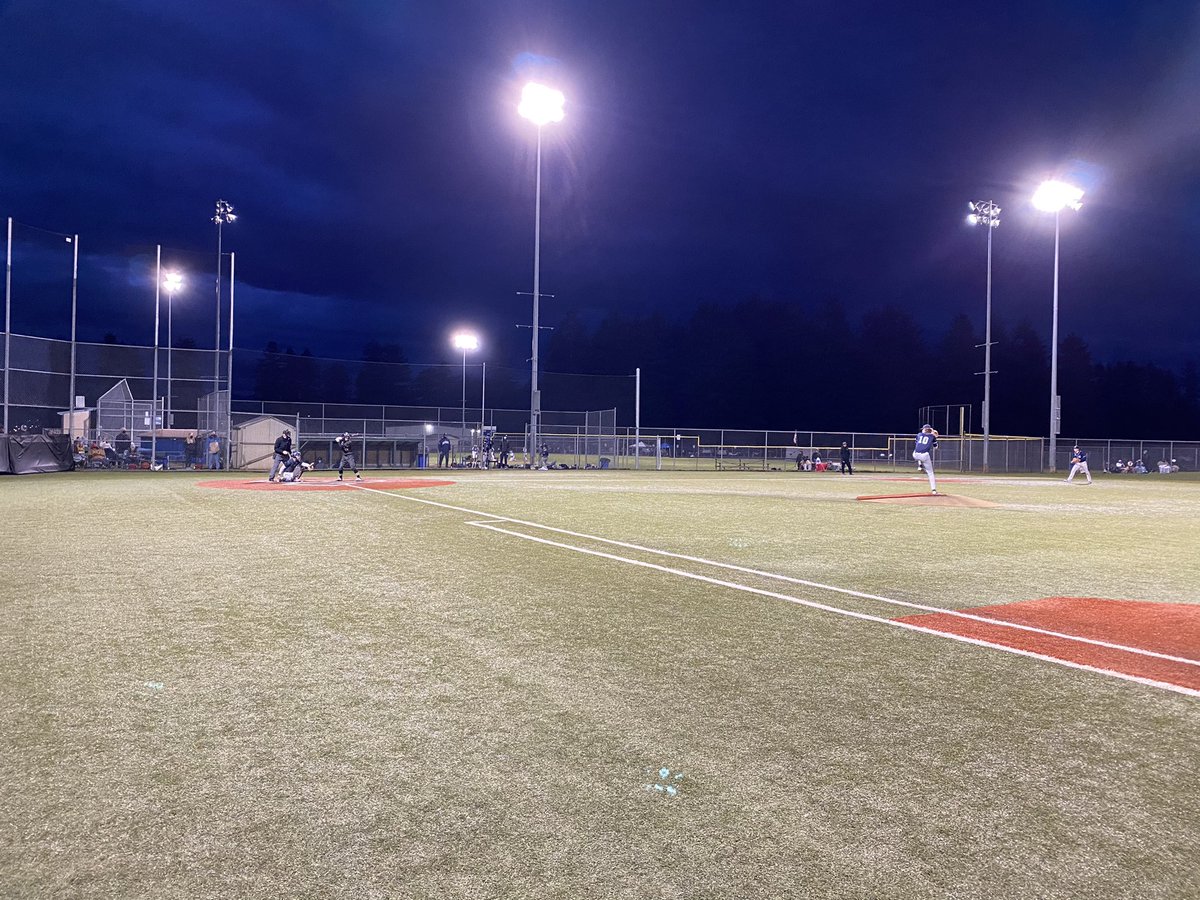 PEBL_Baseball's tweet photo. Closing out another great day of baseball leaves  @BaumBatNW squaring off with @Citybaseballsea 18u Showcase under the lights. #pebl https://t.co/qdpEw1DYlC