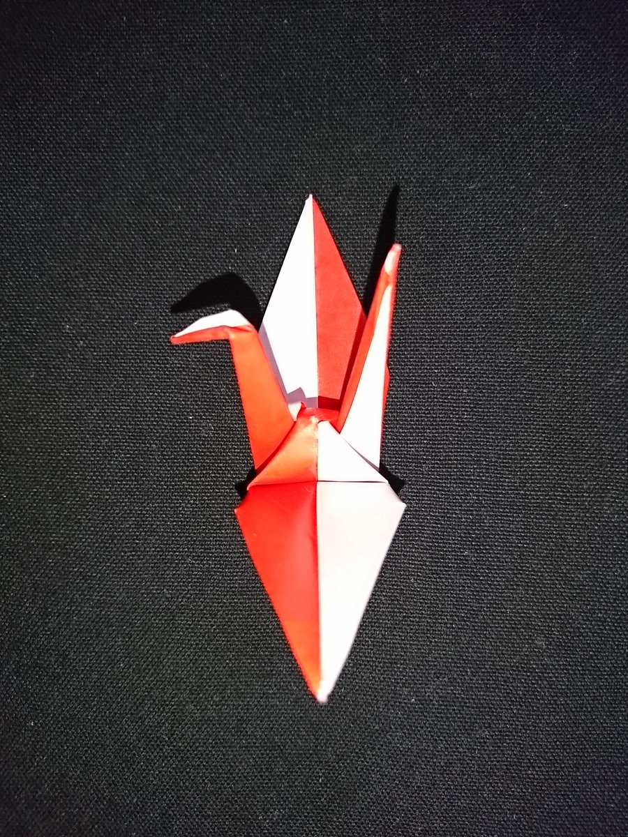エルミカ 引き出しを片付けてたら折り紙が出てきたので 紅白鶴を折ってみた 裏が白い折り紙 の四隅を 二隅は表 二隅は裏へ 折ってから鶴を作ると 紅白鶴ができる エルミカ 引き出しを片付けてたら折り紙が出てきたので 紅白鶴を折ってみた 裏が白い折り紙 の四隅を 二隅は表 二隅は裏へ 折ってから鶴を作ると 紅白鶴ができる