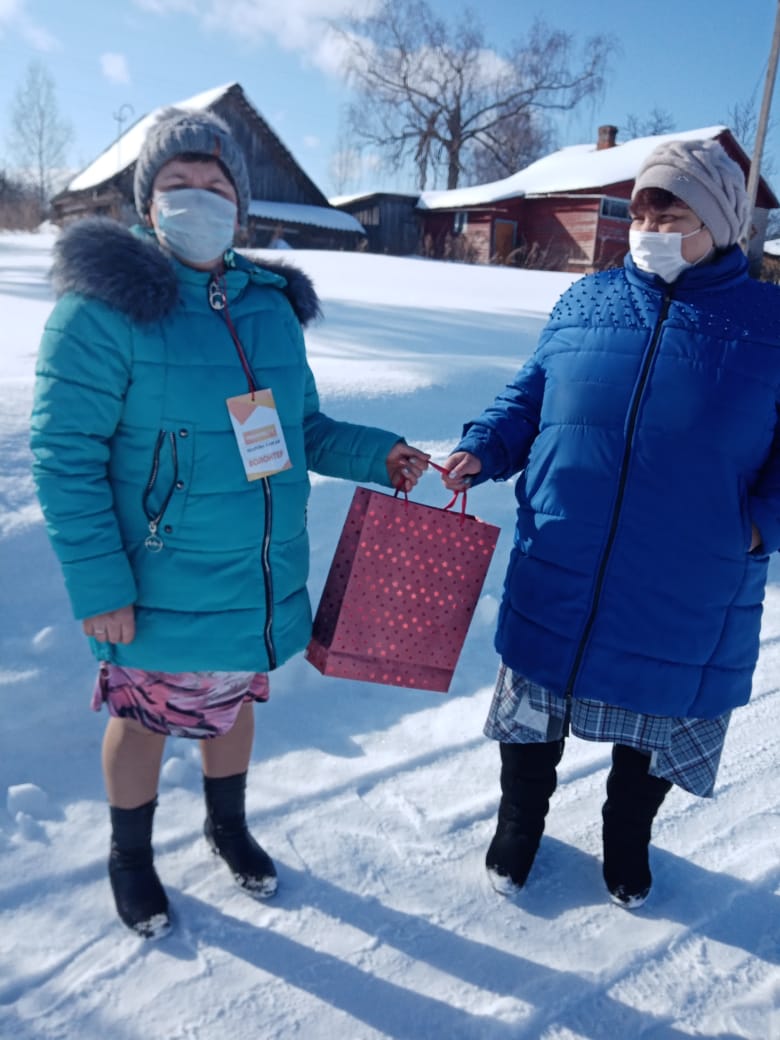 Депутаты фракции #ЕР37 Ирина Сазанова и Елена Виноградова поздравили волонтеров #мывместе Рождественского сельского поселения Наталью Колесову и Таисью Шарову с наступающим праздником весны и красоты #8марта #Приволжск #ИвановскаяОбласть