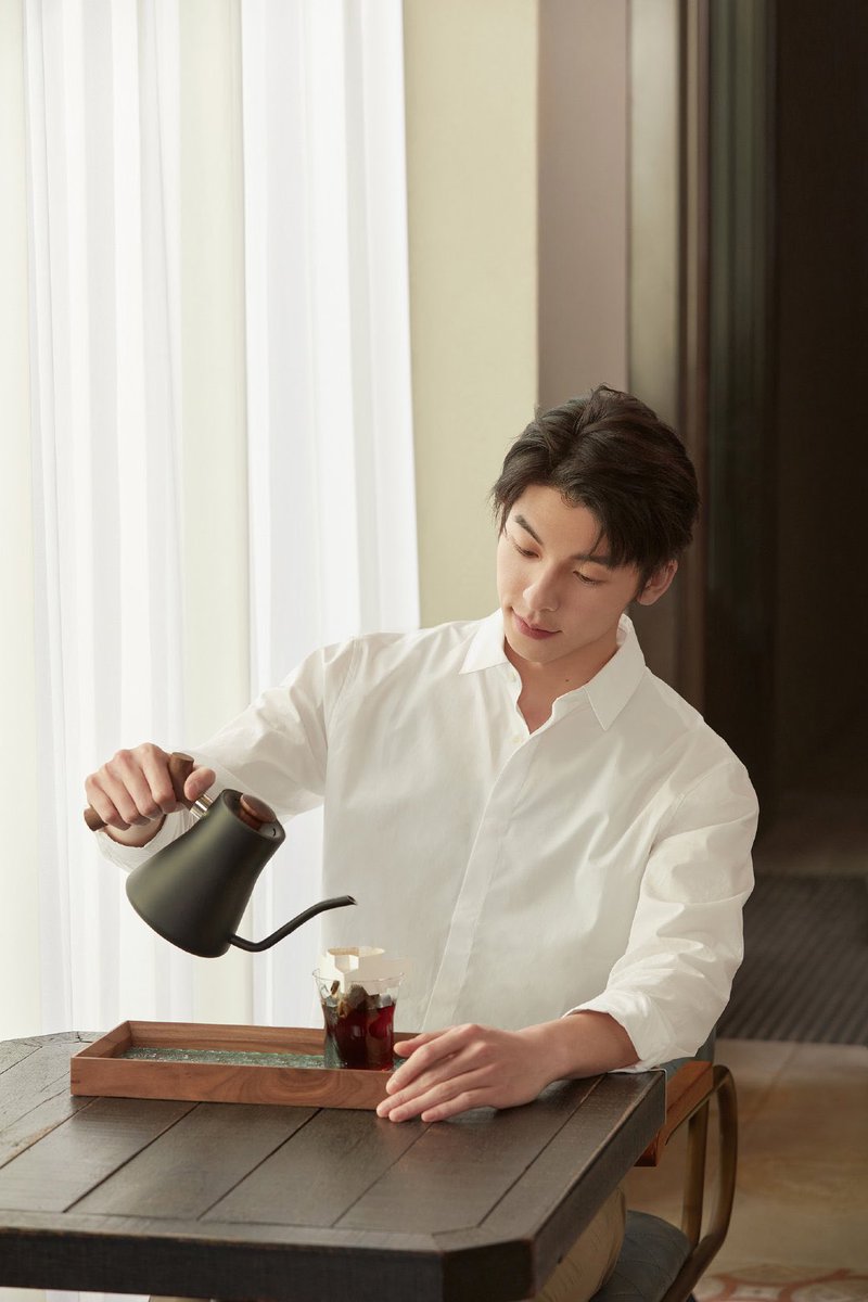 요 컷 왜케 좋지 얼굴이랑 자세 손 모두 단정한데 흰셔츠 따라 보이는 저 남산만한 어깨가 .. 자꾸 나를 자극함ㅜ