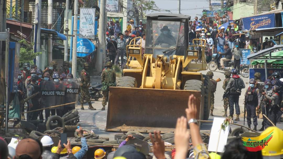 Ellen4561's tweet photo. In Taunggyi, Min Aung Hlaing's terrorist group violently crack down the peaceful protesters.
Injuries have not been confirmed yet.

R2P FOR MYANMAR
#WhatsHappeningInMyanmar
#Mar7Coup https://t.co/0I2S9zOAki