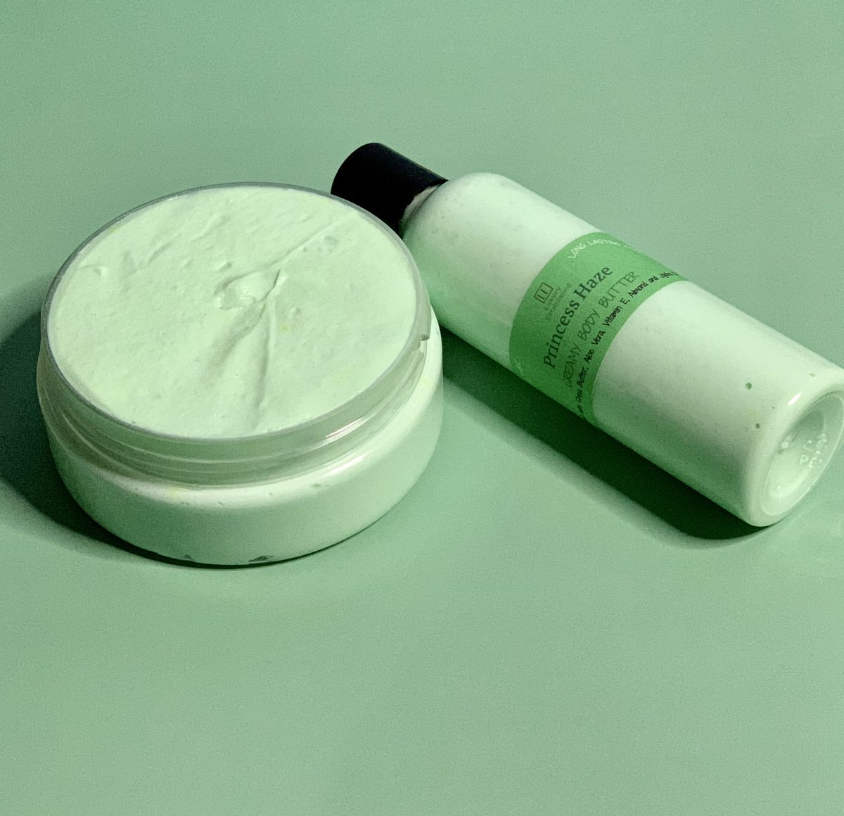 Princess Haze ~ Whipped Body Butter 👑 💚

.
.
.
.
.
#beauty #bodylotion #supportblackbusinesses #babygirl #sheabutter #naturalskincare #green #blackownedbusiness #princess #selfcare #princess #skincare #haze #natural #buyblack #parabenfree #skincareroutine #luxuryestablished