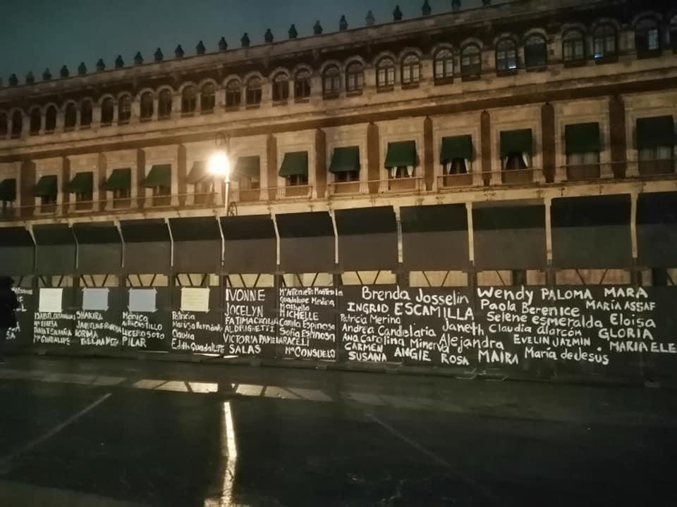 OnceNoticiasTV's tweet image. Colectivas Feministas pintaron esta noche las vallas de protección del Palacio Nacional con los nombres de cada una de las víctimas de feminicidio en México. 
#OnceNoticias