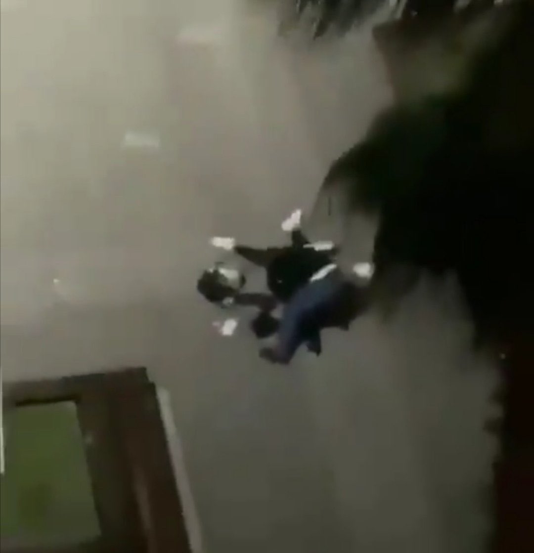 nocompl3x's tweet photo. Şimdi herkes videoyu çekece��ine yardım etseydin yazmış. Birincisi bu video olmasa bu şerefsiz asla tutuklanmazdı. İkincisi inip yardım etse adamı dövseler tutuklanırlar, şerefsiz ise serbest kalırdı. Videoyu çekene laf edeceğinize sisteme iki laf edin... #ibrahimzaraptutuklansın https://t.co/H3ayNJXS8M
