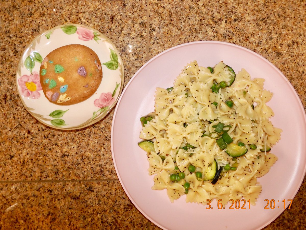 Queenie4ever's tweet photo. Thank you to PDJW for sending me this pink kitchen cooking utensils set. My mom @veniceawong I used them to make pasta primavera in lemon parmesan sauce & bake cookies #cooking #kitchen #ootd #cookingware #decor #meal #mealkit #yum #vegetarian #farfalla https://t.co/3k0oydIwVa https://t.co/9kRvMEZRgZ