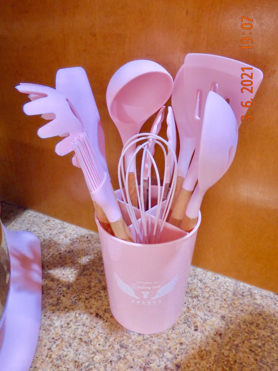 Queenie4ever's tweet photo. Thank you to PDJW for sending me this pink kitchen cooking utensils set. My mom @veniceawong I used them to make pasta primavera in lemon parmesan sauce & bake cookies #cooking #kitchen #ootd #cookingware #decor #meal #mealkit #yum #vegetarian #farfalla https://t.co/3k0oydIwVa https://t.co/9kRvMEZRgZ