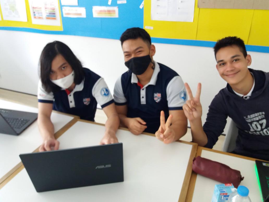 DavidW_S107's tweet photo. Y13 IB Business Management finishing their last unit with a contingency planning simulation. Plenty of work ahead as we near exams. @StAndrews_107 https://t.co/4CEHAXQeJ6