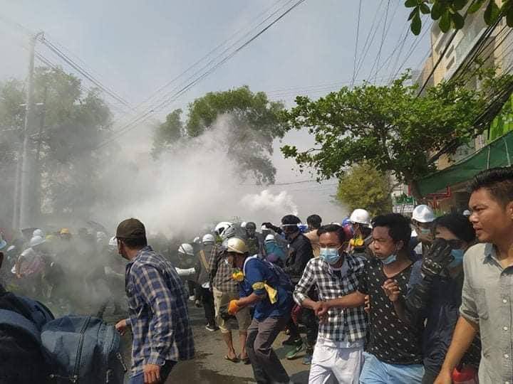 Terrorist group(SAC) just violently cracked down the sit-in protest crowd of over 10,000 people in MANDALAY using "tear gas" &amp; "smoke bombs".
R2P FOR MYANMAR
#Mar7Coup
#WhatsHappeningInMyanmar