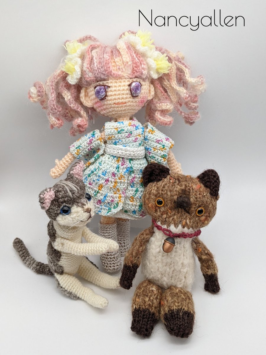 【ななちゃん】いちご摘みのキジ白猫さんのあみぐるみ キジトラ白の猫ちゃんのあみぐるみです🐈 1枚目は「ネコ容疑者」感が