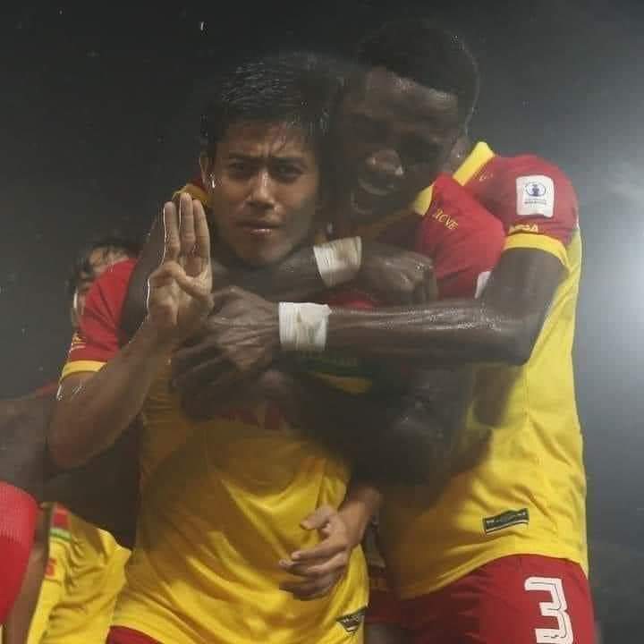 SuuMichelle's tweet photo. R2P FOR MYANMAR  Youth Myanmar selection Hein Htet Aung who play in Malaysia Selangor F.C after scored a goal for the team, he made three-fingered sign of the Myanmar pro-democracy uprising.

#WhatsHappeningInMyanmar  #Mar7Coup https://t.co/3n2rjh7Ob7