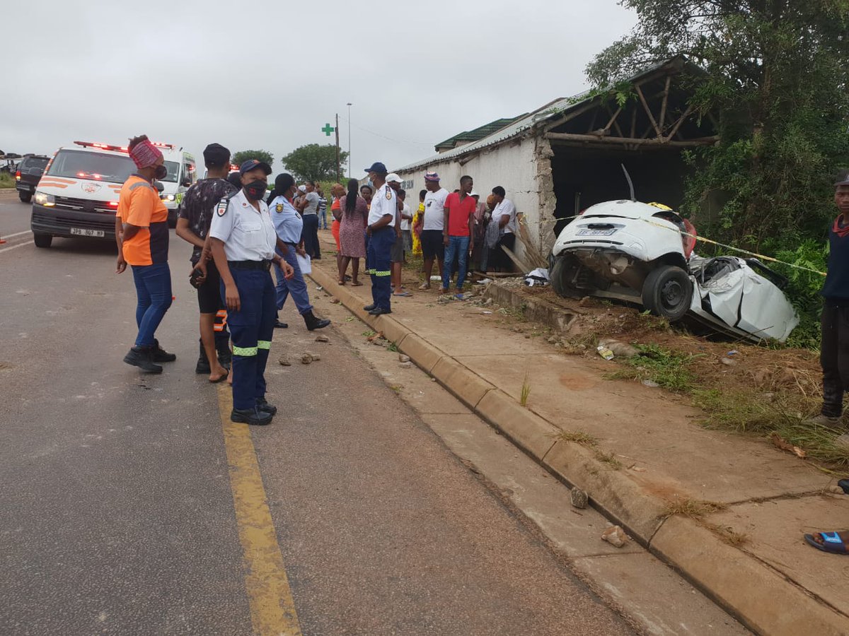 traffic_mp's tweet photo. R40 road in Mariti area.  Date: 07/03/2021 Time:  07H15.   Day:   Sunday.  Lost control hit Tree (Fixed Object).  2 x fatalities (1 Male &amp; 1 female).  1 x Seriously injured (1 female). https://t.co/UiCDtZK1H1