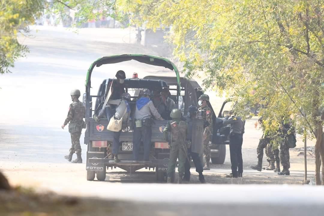 waitoelwin's tweet photo. How dare terrorists opened gunfire in Bagan, ancient city of Myanmar!! Shot around 5times and a civilian injured.

#Mar7Coup
#MilitaryCoupInMyanmar
#WhatsHappeningInMyanmar https://t.co/uqIItVhoDp