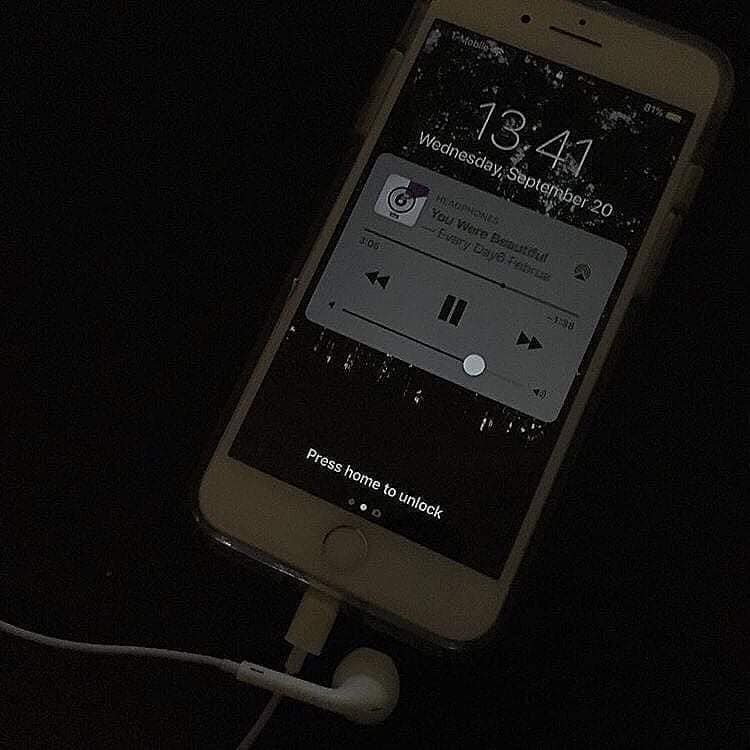 cv_ats_c's tweet photo. alone in a dark room ft. soft music https://t.co/yiNIujaJhE