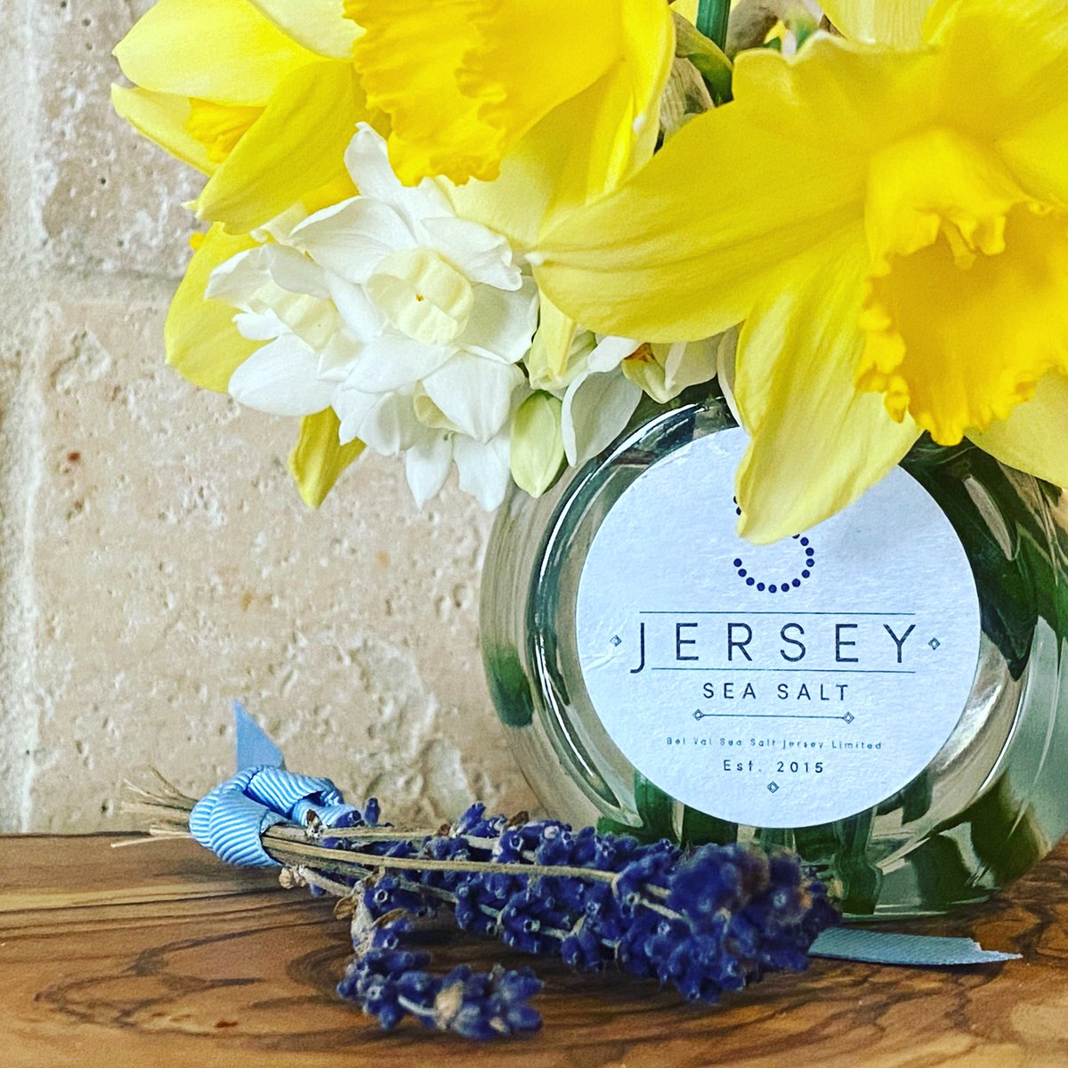 We love the products made by local company <a href="/jerseyseasalt/">Jerseyseasalt</a> and then using the empty jars for flowers picked from the <a href="/radiermanor/">Radier Manor</a> <a href="/radierfarm/">Radier Farm</a> estates. #selfcateringholidays #grouville #jerseci #holidaylets <a href="/freedomselfcate/">Freedom Holidays</a>