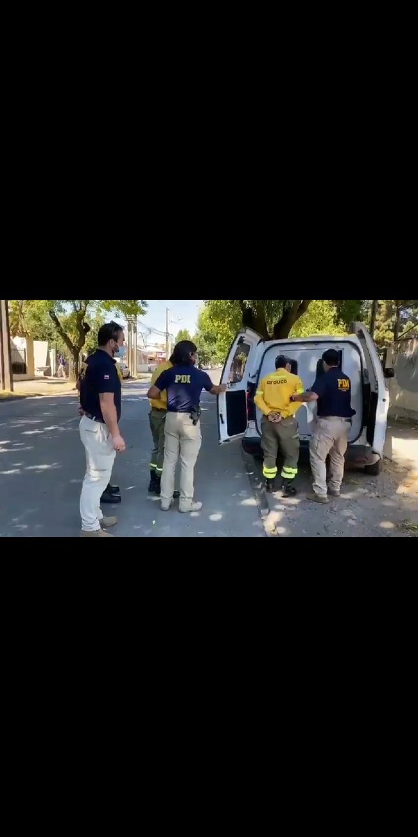 themigraneboy's tweet photo. Sres. diario @laprensacurico, ¿Qué explicación lógica habrá para que no aparezca el logo "Arauco" en su foto de los brigadistas presos?, ¿Será un problema con la cámara fotográfica o los tentáculos de Angelini son tan largos que llegan hasta a los diarios chicos de provincia? https://t.co/i9FTa7Igu0