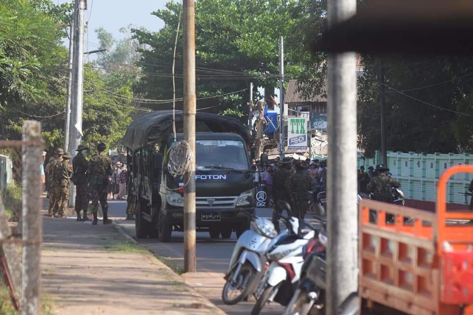 MoeyayS's tweet photo. For Twitter 🐥 

In front of Kyaikto Public Hospital,
Military troops raid CDM staffs.
Negotiations between the two sides have not yet been resolved.Myanmar Junta’s SAC

United Nations Human RightsUnited Nations
#WhatIsHappeningInMyanmar
#Mar7Coup
#R2PForMyanmar https://t.co/xzgyhIywS6