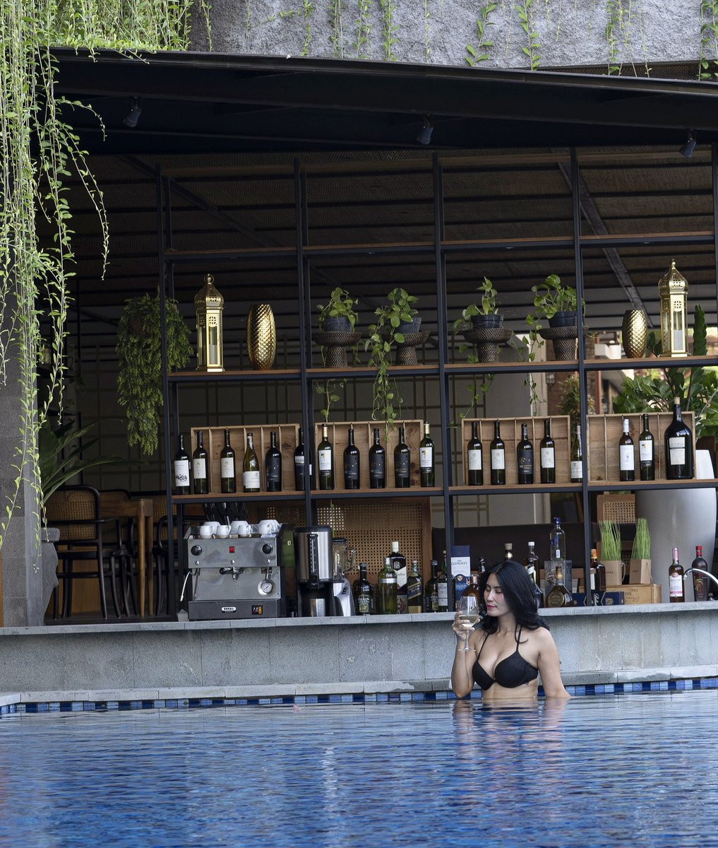 KayumasResort's tweet photo. Weekends are always the highlight of our week. Wish you all have a recharging weekend😍

#kayumasseminyakresort #kayumasresort #architecture #archdaily #villainseminyak #moderndesign #tropicaldesign #tropicalparadise #designinterior #myinterior #poolbar #poolgoals https://t.co/kxPvyKS8dv
