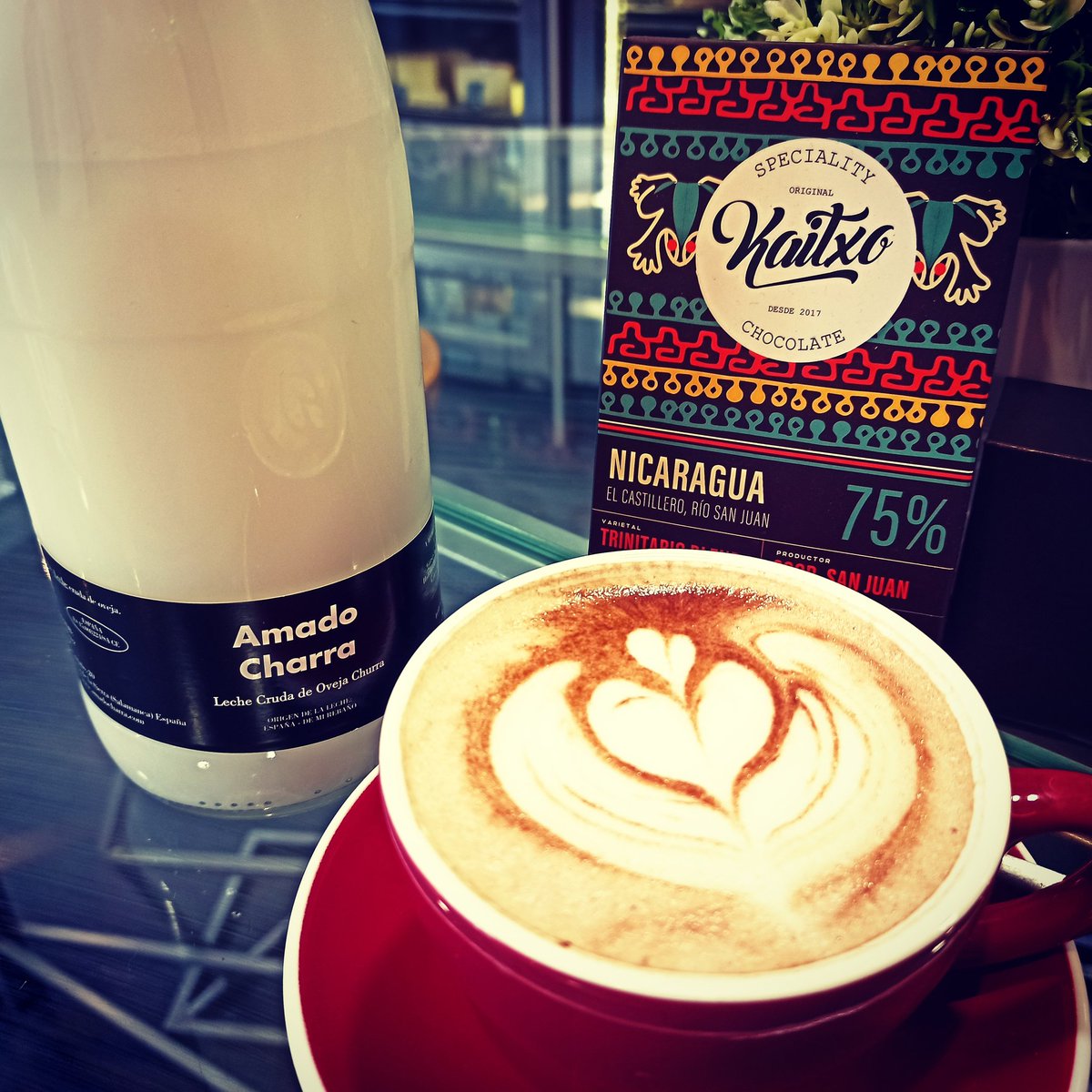 AmadoCharra's tweet image. Los domingos son días de disfrutar y de permitirte caprichos como este Choco-Latte, con chocolate #beantobar de #Nicaragua de @Kaitxo2017 y leche cruda de oveja @AmadoCharra. Tu cabeza hará... 🤯

#chocolatte #Plasencia #chocolatelover #sunday #specialtycoffee #latteart #latte
