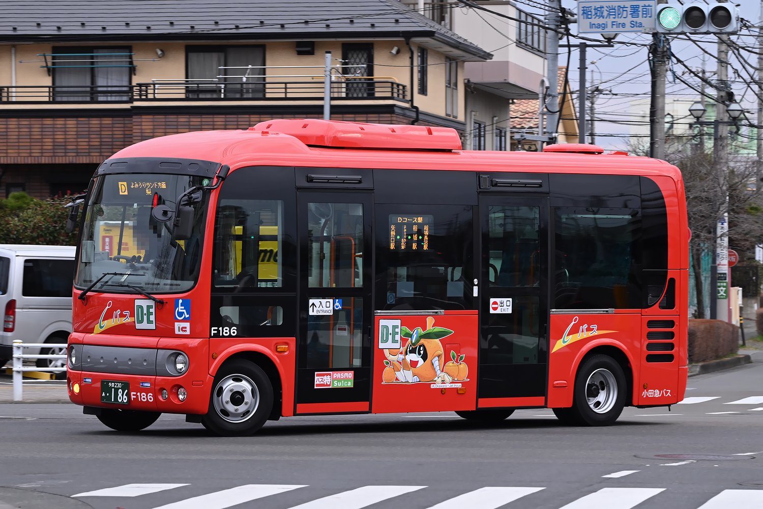 Uzivatel Tm Na Twitteru 小田急バス F186 多摩230あ186 稲城市iバス向けに導入された21年式のポンチョ 従来車ではフロントに貼り付けられていた 稲城なしのすけ のステッカーが 同車からはiバスのロゴマークに変更されています 昨日はf563号車が代走し