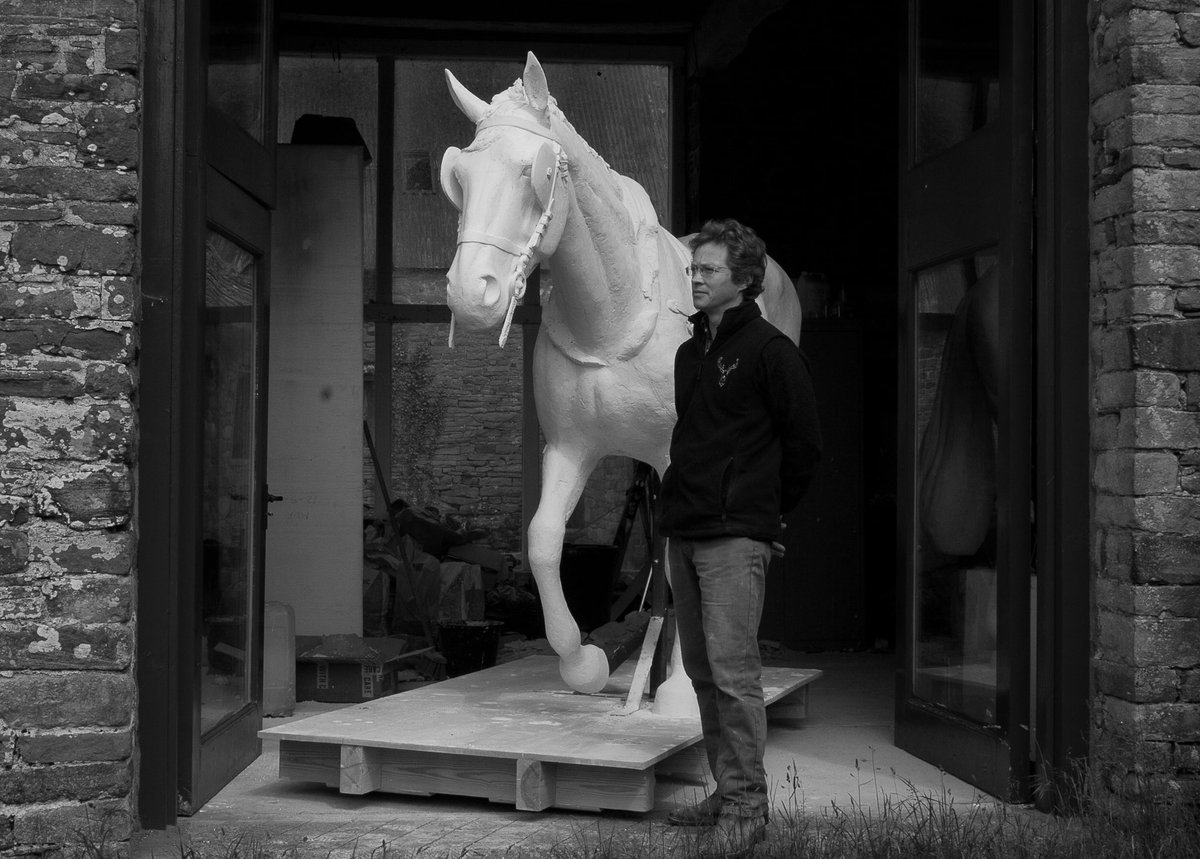 walesweekberk's tweet photo. The Windsor Greys on the roundabout in Windsor were made in Wales and unveiled by HM The Queen in April 2014.
https://t.co/w4xkxZ2kxk
#walesweek #windsorgreys #windsor #robertrattray https://t.co/qESuXu7JYP
