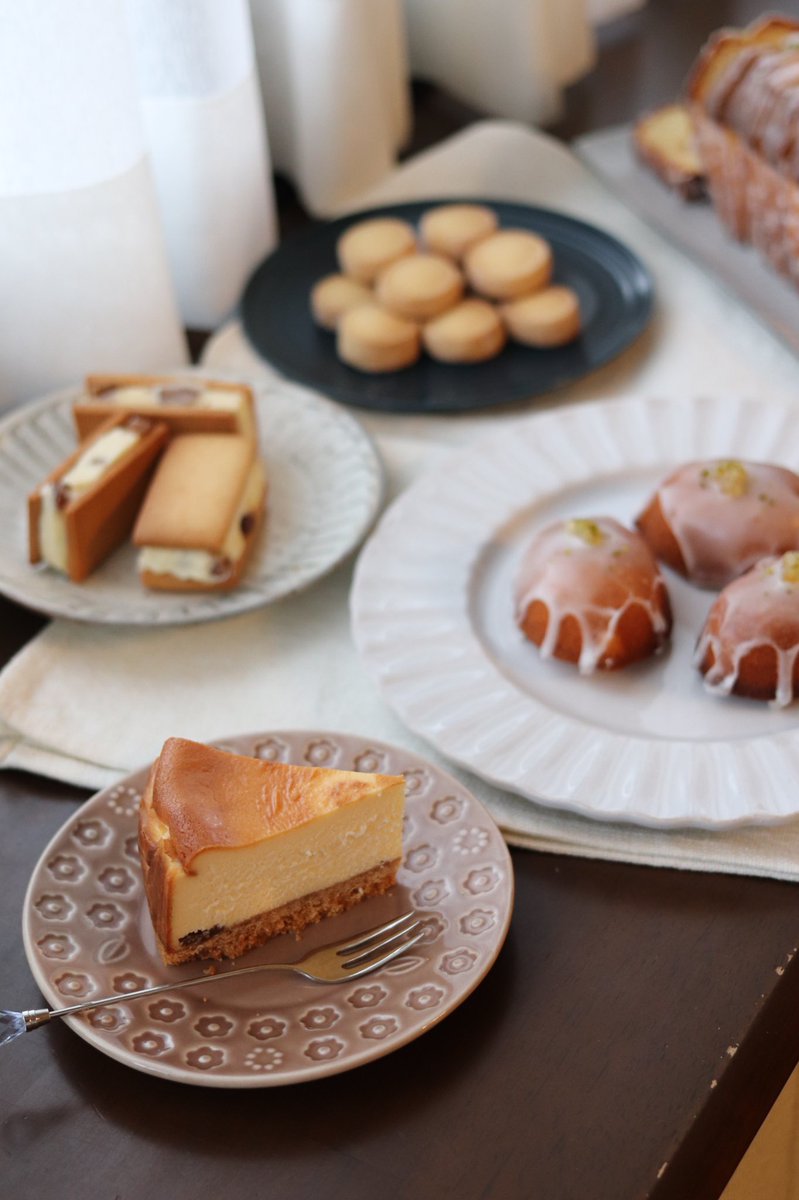 cocoriskitchen's tweet photo. 全体図はこんな感じでした。
ラムレーズンチーズケーキ
レーズンサンド
レモンケーキ
バニラディアマン
ウィークエンド
どれも美味しいと言って貰えて幸せでした𓌉◯𓇋 
#コッタ #お菓子作り https://t.co/cGcEUkjQn2