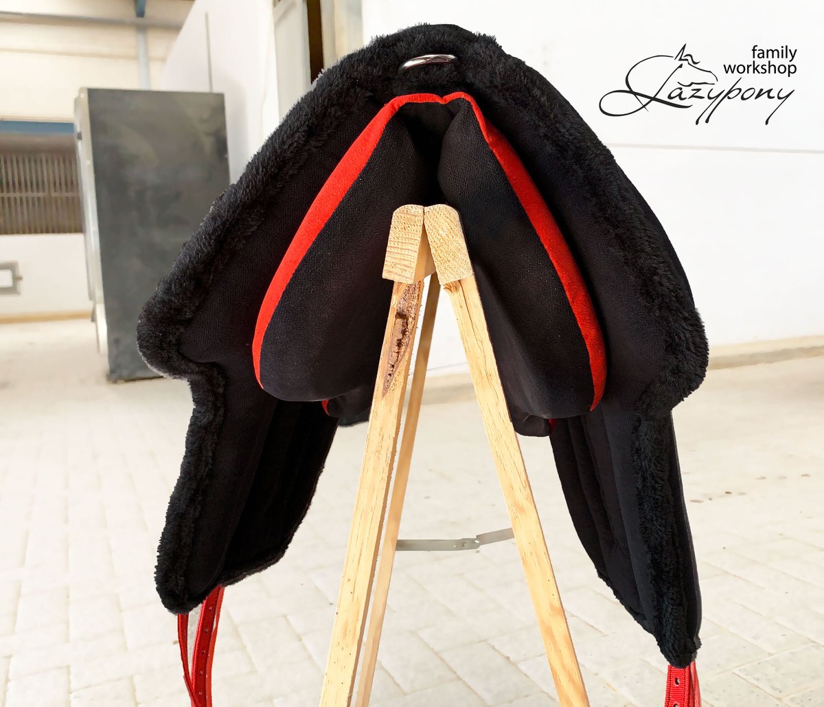 LazyponyES's tweet photo. Handmade bareback Pad Hacking LP with thick panels made of high-tech materials that effectively distribute the rider’s weight and maintain a channel over the horse’s spine🍀 #lazyponyes #barebackpad #barefootsaddle https://t.co/3zDR69dxa7